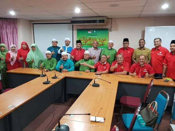 Saarani bersalaman bersama Pesuruhjaya Pas Perak, Razman Zakaria selepas pertemuan bersejarah kedua-dua parti itu di Perak. - FOTO FB KHUSAIRI TALIB