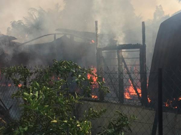Rumah teres tersebut hangus 100 peratus.