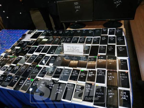 Antara barang yang dirampas polis.