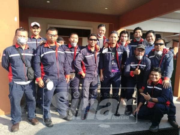 Kakitangan Idemitsu SM turut menghulurkan bantuan tenaga di pusat saringan, hari ini.