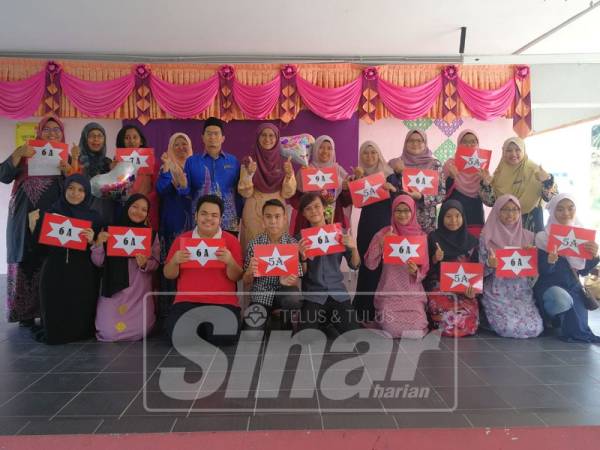 Suriati (enam, kanan) bersama Nur Hafizah dan pelajar cemerlang SPM lain selepas diumumkan keputusan rasmi.