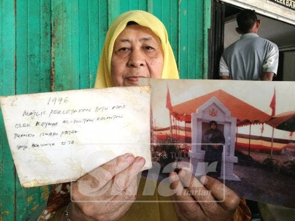 Asmah menunjukkan gambarnya di hadapan batu asas Jambatan Palekbang pada 1996 semasa menunggu ketibaan Sultan Kelantan ketika itu.