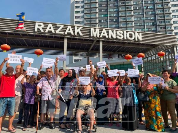Penduduk Razak Mansion yang terkesan dengan penutupan laluan berkumpul bagi membantah tindakan itu