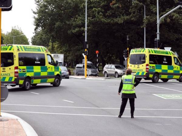 Ambulans bergegas ke lokasi kejadian di bandar Christchurch. - Foto AFP