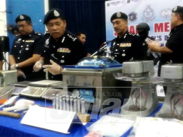 Zulkifli melihat sebahagian peralatan dan bahan kimia yang dirampas dalam serbuan di tiga lokasi berasingan.