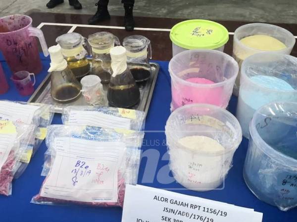 Sebahagian bahan kimia dan peralatan memproses dadah yang dirampas dalam serbuan itu.