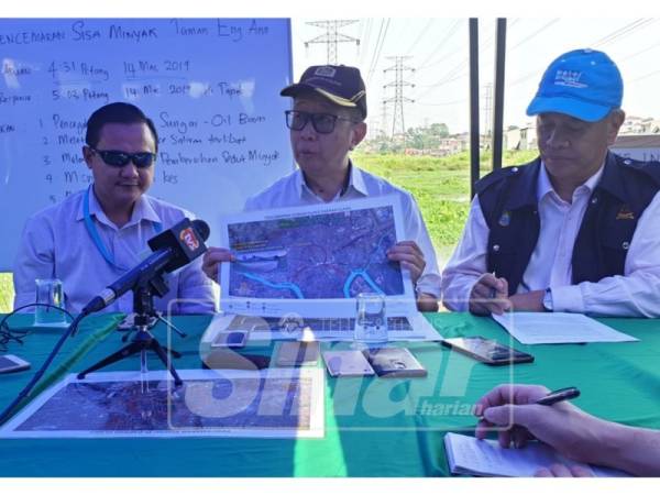 Ching Kim (dua, kanan) pada sidang media di Taman Eng Ann, hari ini.