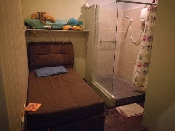 Suasana bilik yang disediakan premis terbabit.