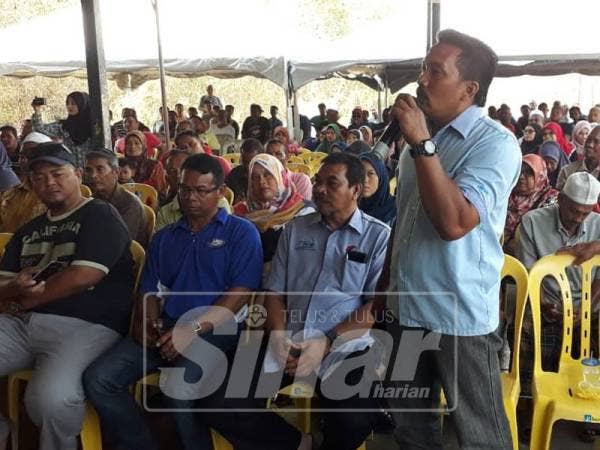 Komuniti perikanan tidak melepaskan peluang untuk menyatakan permasalahan yang sedang dihadapi mereka kepada Mukhriz yang berkunjung ke tempat mereka.