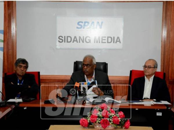 Charles Anthony Santiago(tengah) ketika dalam sidang media di pejabat Suruhanjaya Perkhidmatan Air Negara(SPAN) di Cyberjaya.