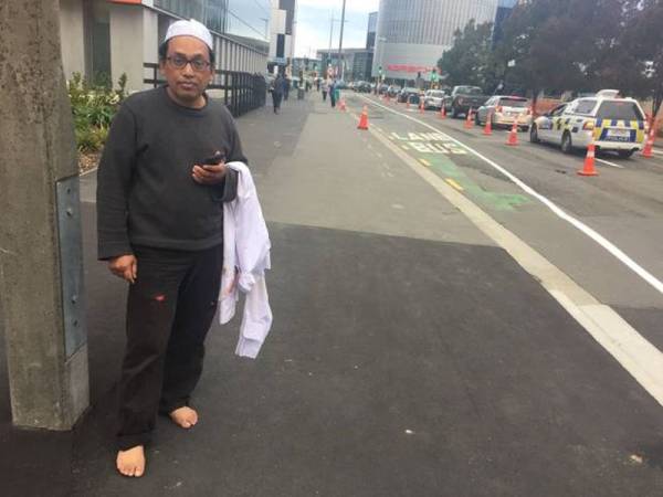 Noor Hamzah bersama baju dengan kesan darah.