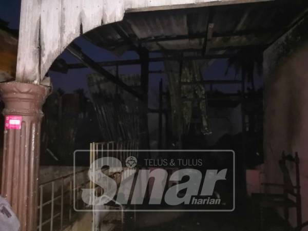 Keadaan sebahagian rumah yang terbakar, petang tadi.
