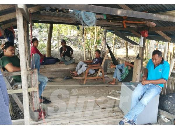 Beberapa nelayan sedang berehat di Kuala Sedaka.