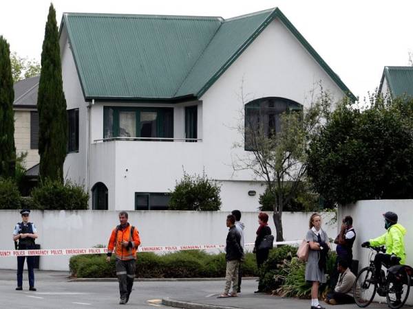 Pihak polis menutup kawasan di hadapan Masjid Al Noor susulan serangan maut semalam yang mengorbankan 49 nyawa. - Foto AFP
