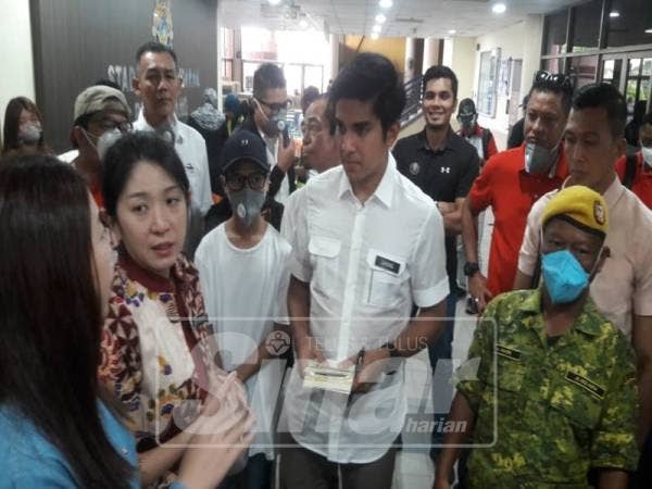 Bee Yin (dua, kiri) ketika hadir di pusat rawatan awal Stadium Tertutup Pasir Gudang.
