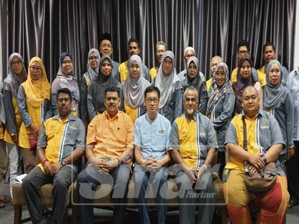 Sebahagian ahli persatuan merakamkan gambar bersama selepas majlis perasmian.