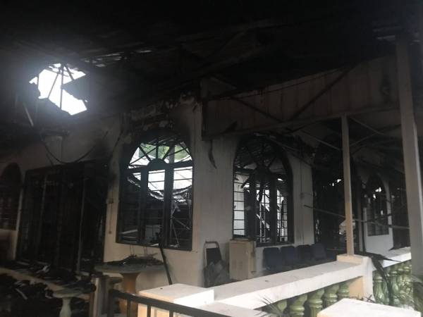 Surau terbabit mengalami kebakaran 80 peratus dalam kejadian itu.
