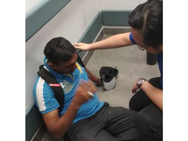 Seorang kakitangan PPUM mengalami kesesakan nafas dalam insiden itu. Foto: Ihsan Jabatan Bomba dan Penyelamat Kuala Lumpur