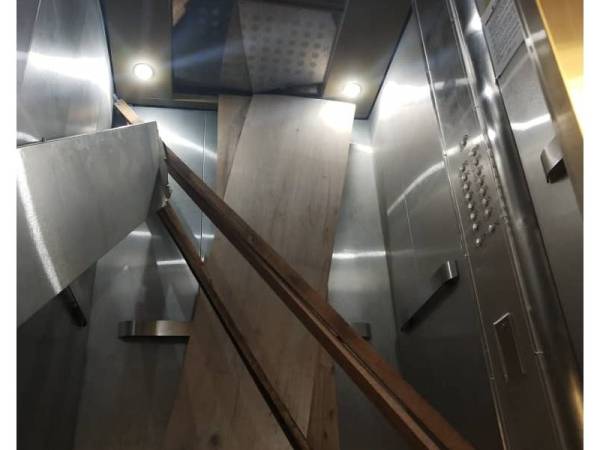 Dinding sisi kabin dalam lif yang tercabut. Foto: Ihsan Jabatan Bomba dan Penyelamat Kuala Lumpur