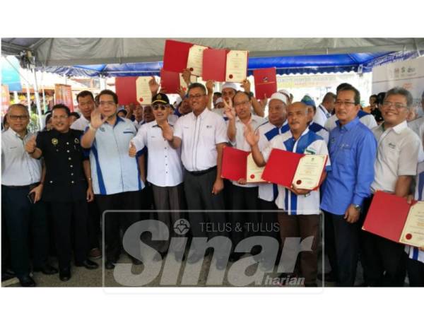 Ahmad (dua kiri) menyempurnakan gimik perasmian program My Best Buy dan penyerahan Sijil Peraturan GPL di Hentian Rehat dan Rawat Bukit Gantang arah utara, hari ini.