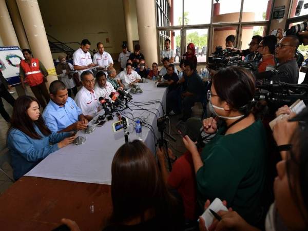 Menteri Kesihatan Datuk Seri Dr Dzulkefly Ahmad ketika sidang media selepas melawat mangsa pencemaran sisa bahan kimia di Sungai Kim Kim yang mendapatkan rawatan awal di Stadium Tertutup Majlis Perbandaran Pasir Gudang hari ini.- Foto Bernama