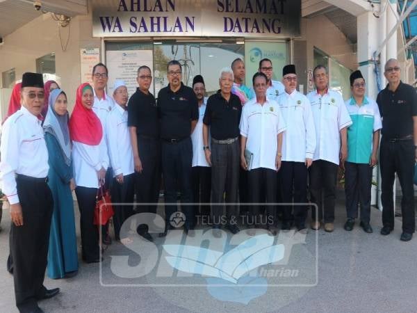 Nordin bersama ahli-ahli koperasi bergambar kenangan di hadapan Pusat Rawatan Mahsuri,semalam.
