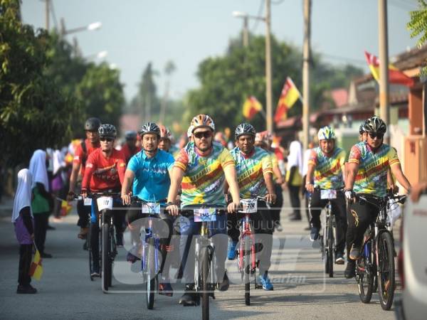 Tengku Amir Shah berkenan menyertai kayuhan amal 'Mahabbah Cycling 2019' bersama 500 peserta lain di sepanjang 12 kilometer Kampung Sementa, Kapar, hari ini.