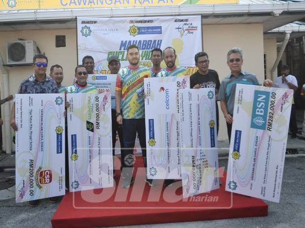 Tengku Amir Shah (tengah) bergambar bersama penaja-penaja yang memberi sumbangan bagi membiayai pembelian mesin-mesin hemodialisis baharu di Pusat Dialisis MAIS hari ini.