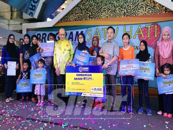 Penerima bantuan SSPN-i bergambar bersama.