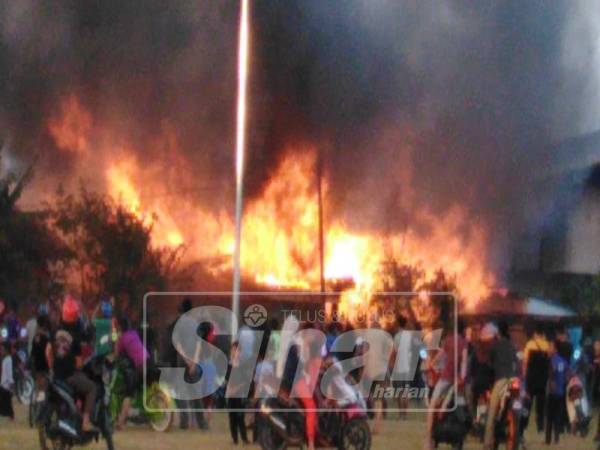 Api marak membakar tiga buah rumah di Wakaf Bharu.