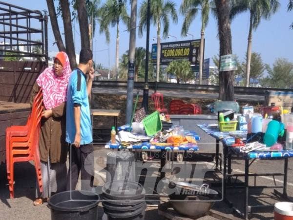 Barangan dan peralatan yang berjaya diselamatkan dalam kebakaran tersebut.