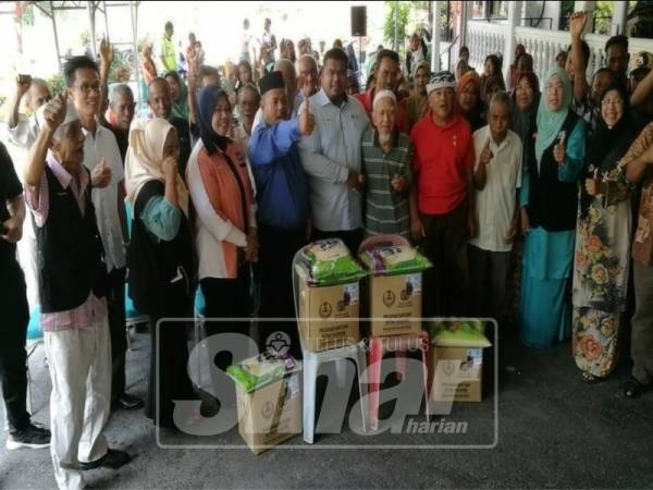Muhamad Arafat (tengah) bersama sebahagian penerima sumbangan berkenaan.