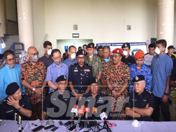 Mohamad Fuzi (dua, kanan) mengadakan sidang media selepas mengadakan lawatan di Pusat Saringan, Stadium Tertutup Perbandaran Pasir Gudang, di sini hari ini.