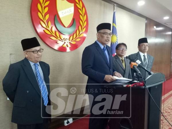 Dr Ismail (dua, kiri) ketika sidang media di Wisma Darul Aman, hari ini.