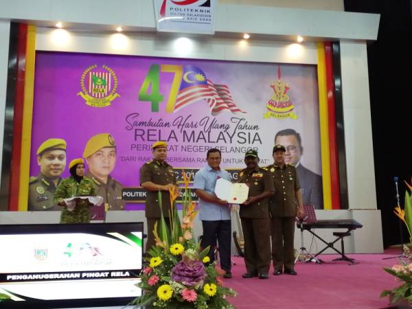 Amirudin (dua, dari kiri) menyampaikan sijil penghargaan kepada anggota Rela. 