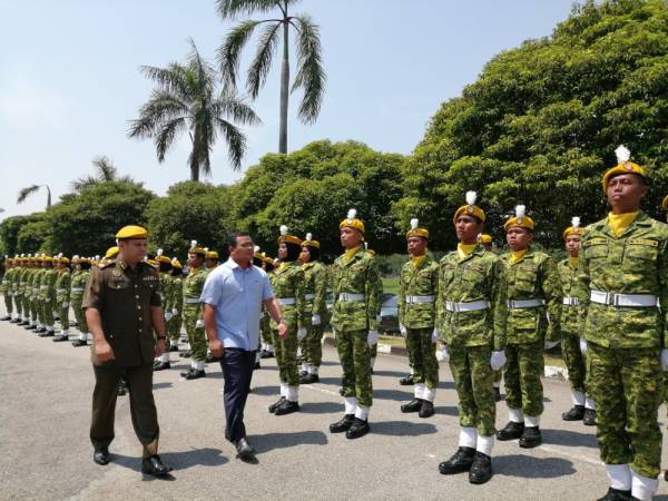 Amirudin melakukan pemeriksaan perbarisan.