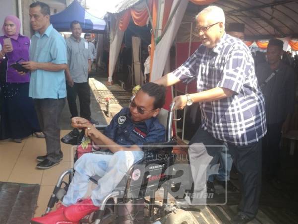 Mahfuz menandatangani pembukaan bengkel kenderaan milik Mohd Sofian.