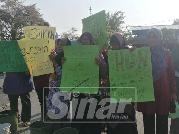 Golongan wanita juga tidak ketinggalan hadir ke perhimpunan berkenaan.
