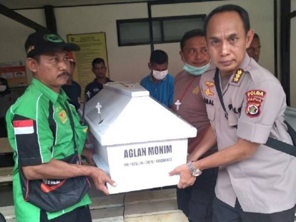 Mangsa korban bencana banjir di Sentani, Kabupaten Jayapura, Papua dikenalpasti diserahkan kepada keluarga.