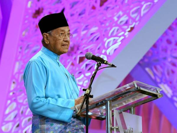 Perdana Menteri Tun Dr Mahathir Mohamad berucap ketika hadir pada Majlis Tilawah dan Menghafaz Al-Quran Peringkat Kebangsaan 2019 malam ini. - Foto Bernama
