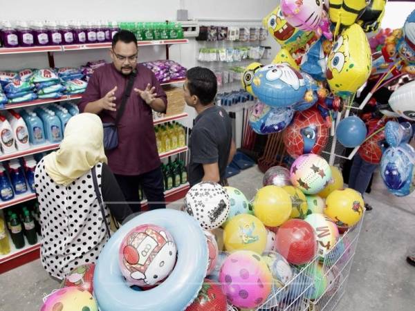 Pelbagai barangan boleh didapati di kedai ini: Foto Sinar Harian: ZAHID IZZANI