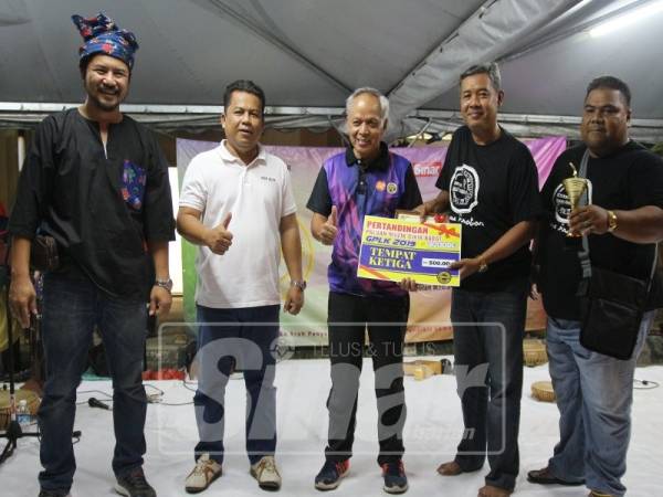 Timbalan Pengerusi Kumpulan Media Karangkraf, Datuk Muhammad Nasir Hamzah hadir menyampaikan hadiah kepada pemenang.