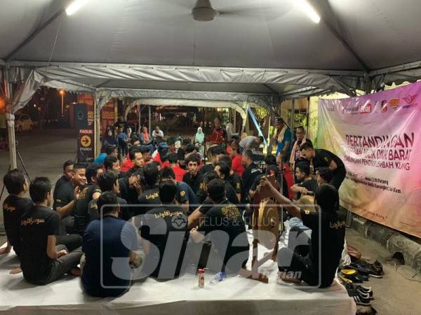 Antara kumpulan-kumpulan dikir barat yang berentap dalam Pertandingan Paluan Dikir Barat Gabungan Pendikir Lembah Klang, Sabtu lalu.