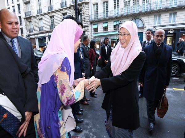 Timbalan Perdana Menteri Datuk Seri Dr Wan Azizah Wan Ismail (dua, kanan) disambut kakitangan kedutaan Malaysia di Paris ketika tiba di pekarangan hotel penginapan untuk memulakan lawatan kerja empat hari ke Paris. - Foto Bernama
