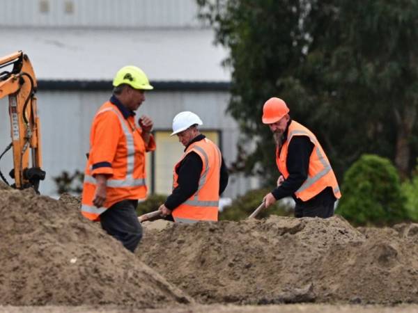 Pekerja menyediakan kubur untuk korban serangan masjid di Christchurh pada Jumaat lalu. - Foto AFP