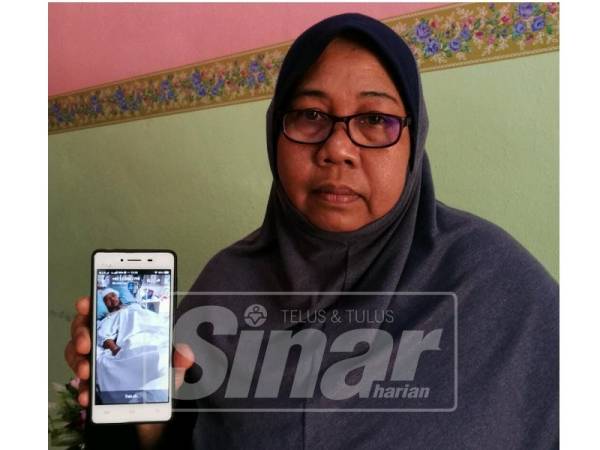 Roshimah menunjukkan gambar terkini Nazril Hisyam yang dikongsi oleh adiknya melalui aplikasi WhatsApp.
