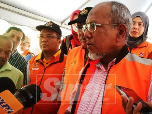 Ahmad Rashid ketika selesai operasi menyita premis terbabit.