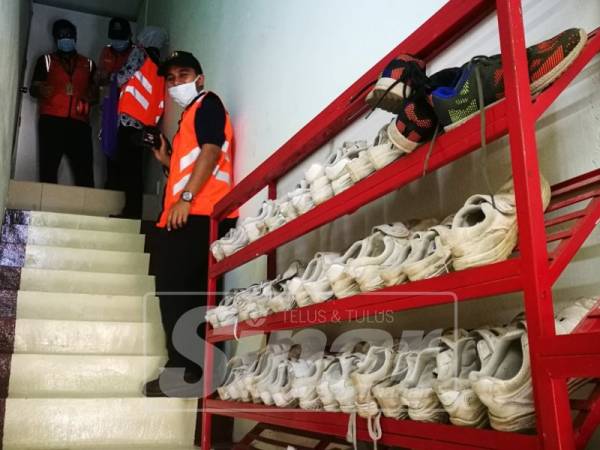 Biarpun premis kosong, namun masih terdapat beberapa barangan seperti kasut sekolah milik penghuni pusat jagaan.