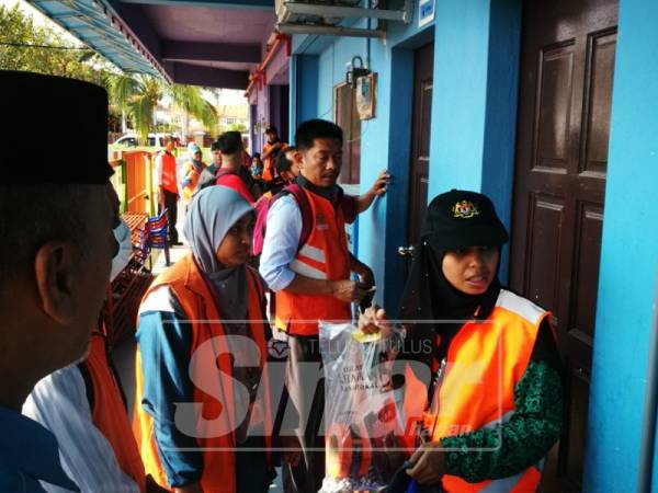 Tindakan lak (sita) membabitkan lebih 60 anggota penguat kuasa.