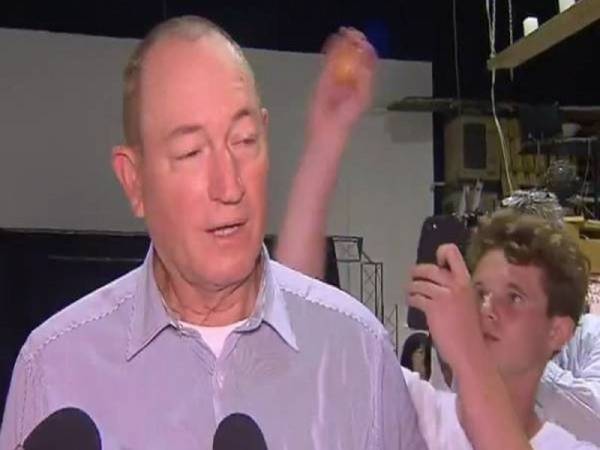 Connolly (kanan) dianggap wira oleh netizen.